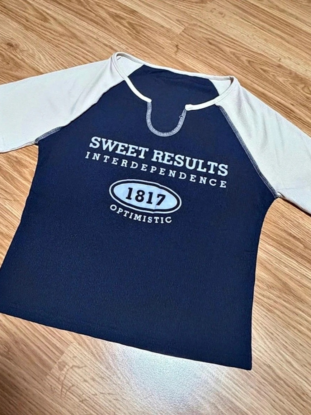 Women's Letter cropped graphic tee
